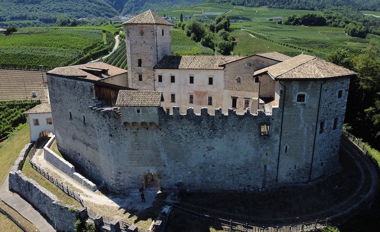 La stagione del maniero trentino, nel segno di arte botanica, ghiacciai e Antropocene