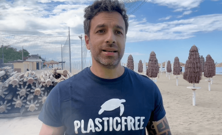 Via gli ombrelloni in rafia sintetica dalle spiagge italiane