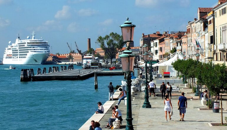 L'Italia è maglia nera Ue per le emissioni di navi e traghetti