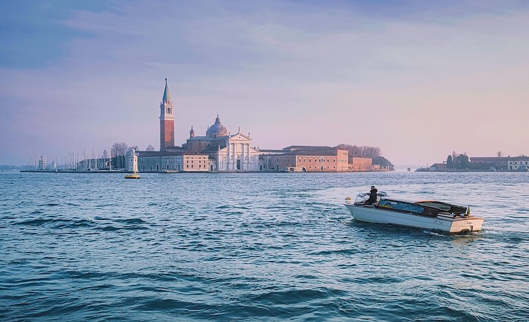 Plastica in mare: la prevenzione parte dai fiumi