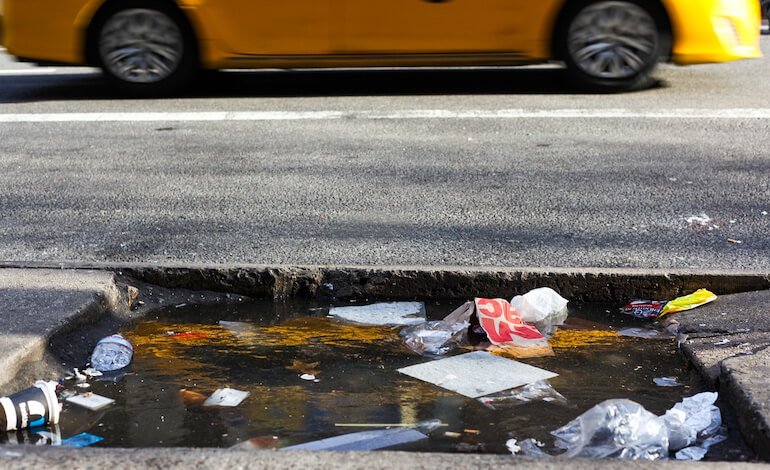 Rifiuti dalle auto: scattano le multe