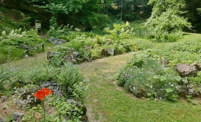 Il giardino sotto la roccia