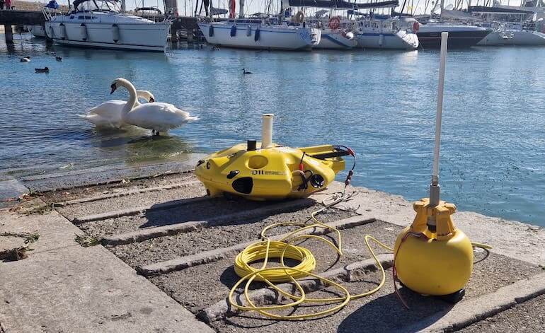 Drone subacqueo per cercare i rifiuti sommersi