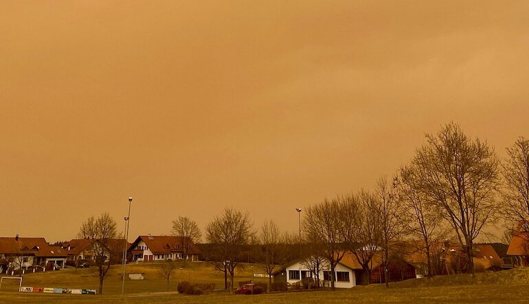 La sabbia del Sahara che piove dal cielo