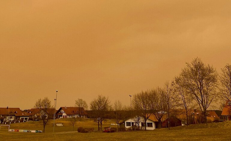 La sabbia del Sahara che piove dal cielo