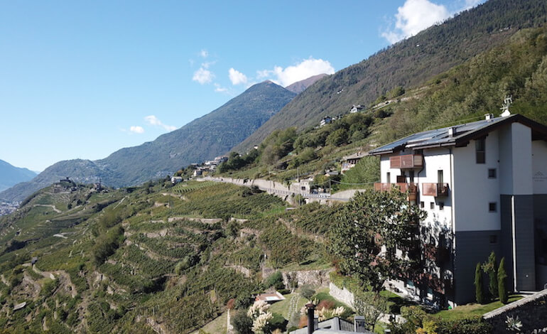 Il wine hotel che celebra il Nebbiolo eroico della Valtellina