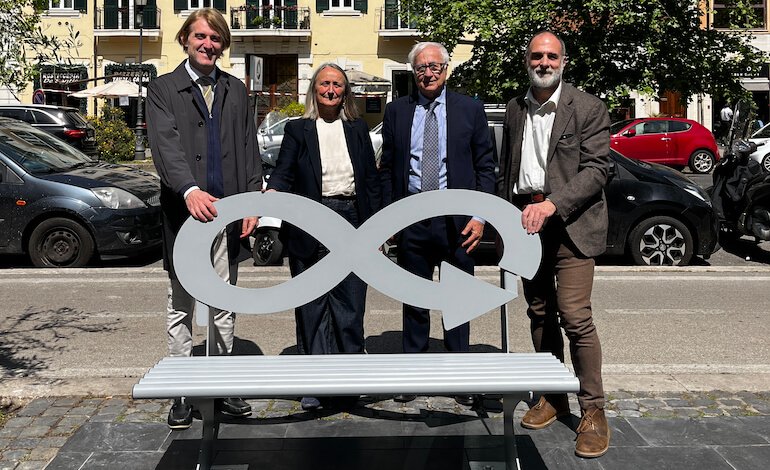 Installata al Mercato Trionfale a Roma la panchina Steelosa® di RICREA