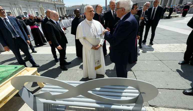 La panchina in acciaio riciclato dal Papa in Vaticano