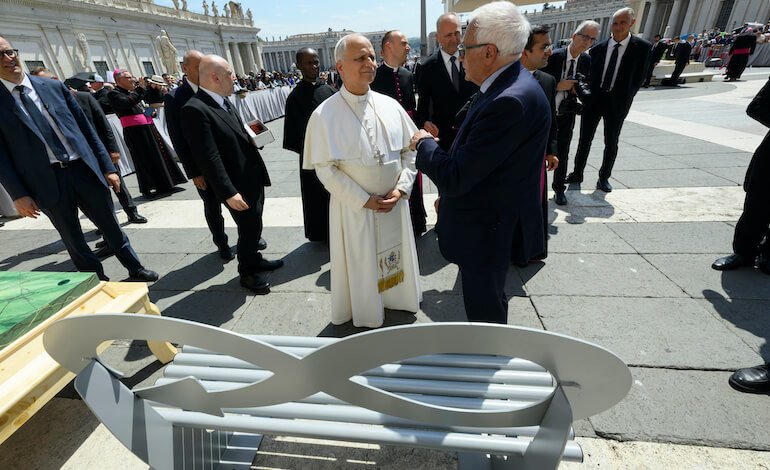 La panchina in acciaio riciclato dal Papa in Vaticano