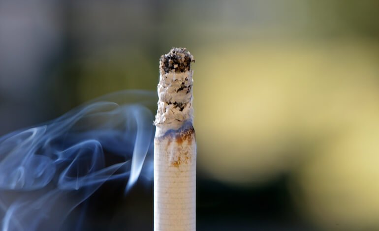 Surfrider pubblica un dossier contro l’industria del tabacco