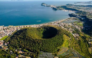 I Campi Flegrei e il singhiozzo del supervulcano