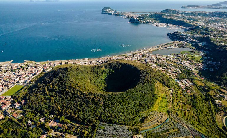 I Campi Flegrei e il singhiozzo del supervulcano
