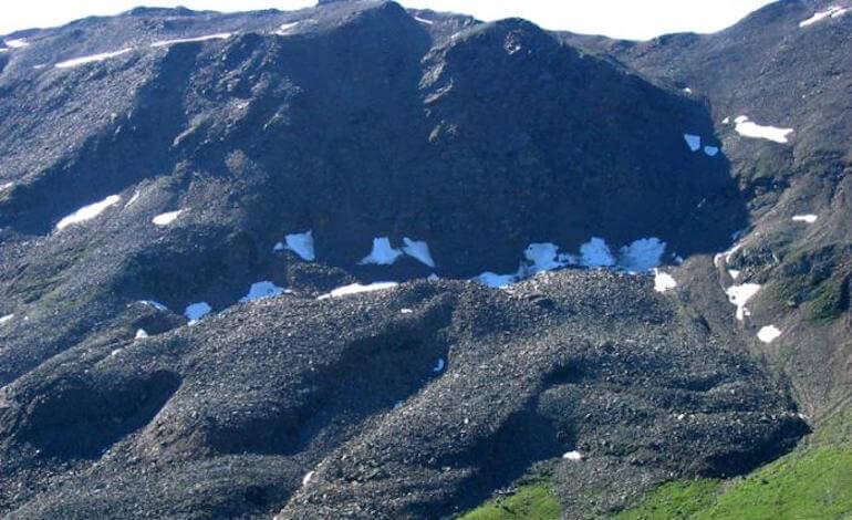 Sotto le pietre delle Alpi si nascondono i ghiacciai neri