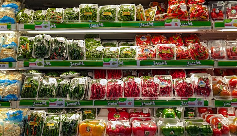 Imballaggi monouso, il decreto sulla compostabilità diventa legge: cosa cambia ora