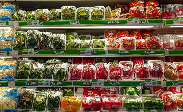 Imballaggi monouso, il decreto sulla compostabilità diventa legge: cosa cambia ora