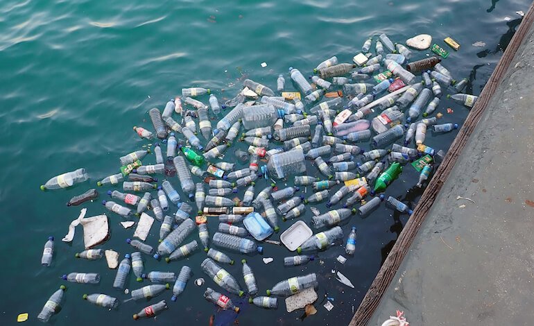 La plastica in mare si può vedere dallo spazio: i radar satellitari aprono una nuova strada